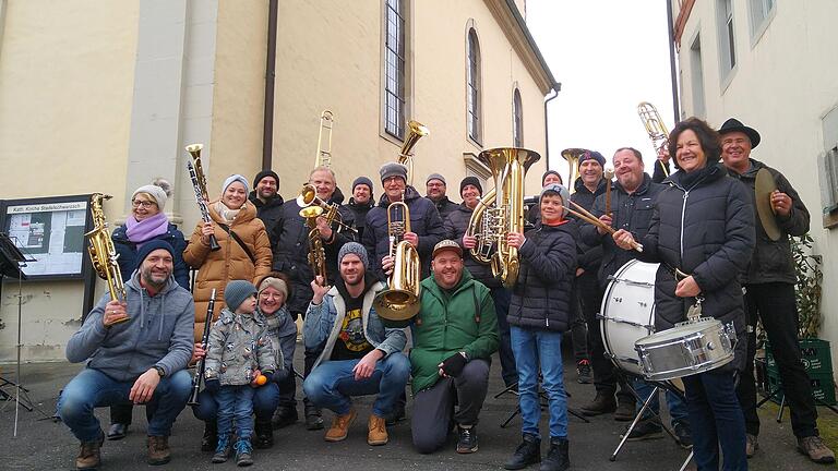 Gute Laune zum Jahresabschluss. Beim ersten Stadelschwarzacher Silvesterblasen waren knapp 20 aktive Musikerinnen und Musiker der Blaskapelle Stadelschwarzach mit dabei. Mehrere Stunden zog man mit schöner Blasmusik durch die Ortschaft, um musikalisch den Dank und die Neujahrsgrüße zu überbringen. Gute Laune zum Jahresabschluss. Beim ersten Stadelschwarzacher Silvesterblasen waren knapp 20 aktive Musikerinnen und Musiker der Blaskapelle Stadelschwarzach mit dabei. Mehrere Stunden zog man mit schöner Blasmusik durch die Ortschaft, um musikalisch den Dank und die Neujahrsgrüße zu überbringen.