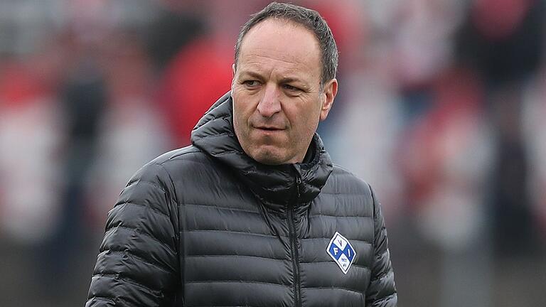 Sportlicher Erfolg ohne echte Perspektive: Trainer Holger Bachthaler liegt mit dem FV Illertissen auf Platz vier der Regionalliga Bayern – aufsteigen kann der Verein nicht. Sportlicher Erfolg ohne echte Perspektive: Trainer Holger Bachthaler liegt mit dem FV Illertissen auf Platz vier der Regionalliga Bayern – aufsteigen kann der Verein nicht.