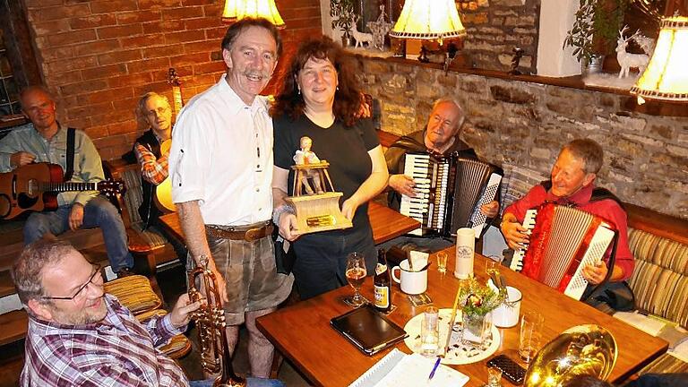 Die Schnapszahl und der „Bayerische Stammtischbruder 2015“ müssen gefeiert werden: 111.Wirtshausmusik im Madenhäusle, mit Wirtsehepaar Ernst und Sabine Böhm. Die Schnapszahl und der „Bayerische Stammtischbruder 2015“ müssen gefeiert werden: 111.Wirtshausmusik im Madenhäusle, mit Wirtsehepaar Ernst und Sabine Böhm.