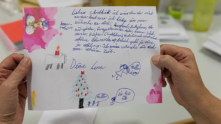 Post ans Christkind in Himmelstadt: Weil Lena weiß, dass das Christkind viel zu tun hat, hat sie „nur ein paar Wünsche”. Post ans Christkind in Himmelstadt: Weil Lena weiß, dass das Christkind viel zu tun hat, hat sie „nur ein paar Wünsche”.