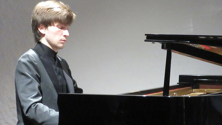 Pianist und Philosoph Amadeus Wiesensee spielte nachträglich zum 250. Geburtstag Ludwig van Beethovens mit viel Hingabe und Inspiration Werke des weltberühmten Komponisten sowie von Robert Schumann im 'Kloster Wechterswinkel'.