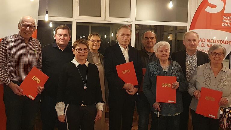 Ehrungen des SPD-Ortsvereins Bad Neustadt (von links): Hubert Gessner (50 Jahre), Kreisvorsitzender Rene van Eckert, Mitvorsitzende Rita Rösch, Staatssekretärin Sabine Dittmar, Herbert Kub (60), Vilmar Stührmann (25), Maria Herbert (50), Mitvorstand Thorsten Raschert und Rita Seyd (50). Gabriele Schutz-Respondek (50) war verhindert.