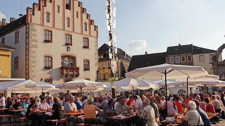 Auf dem Hammelburger Marktplatz lässt es sich gut feiern. Auf dem Hammelburger Marktplatz lässt es sich gut feiern.
