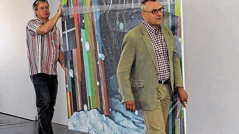 Schleppen für Triennale: Martin Einbecker (li) und Kurator Miksch tragen ein Gemälde von Rießbeck.