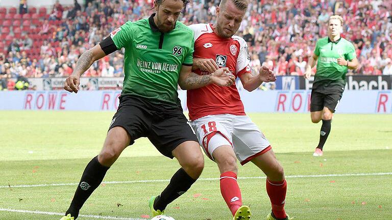 Torschütze       -  Hannovers Martin Harnik (l) erzielte das einzige Tor im Spiel gegen Mainz.