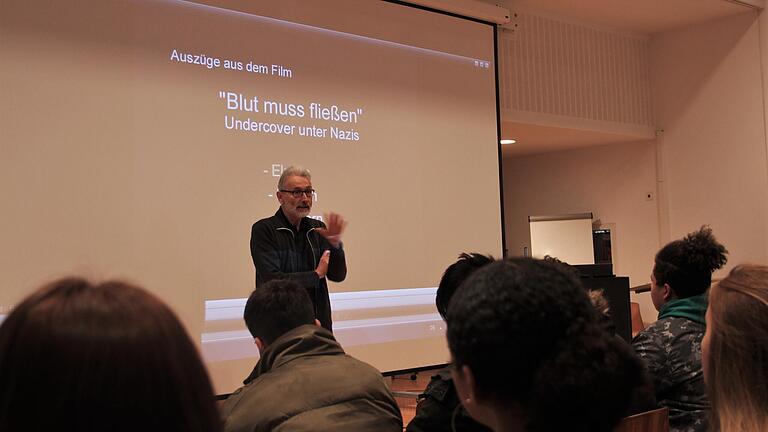 Zu Gast an der Friedrich-Fischer-Schule Schweinfurt: Der Regisseur Peter Ohlendorf zeigte Ausschnitte aus seinem Film 'Blut muss fließen'. Der Buchautor Timo Büchner, der auf dem Bild nicht zu sehen sein wollte, begleitete ihn.