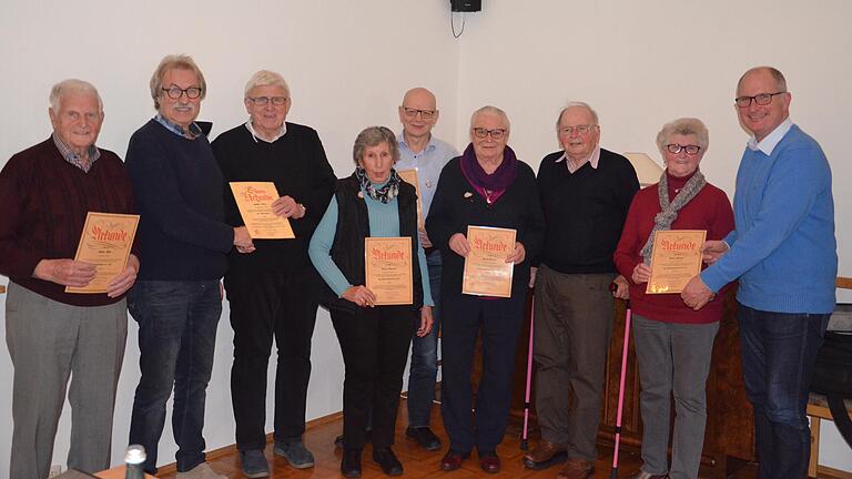 Mit der Ehrennadel in Gold und mit Urkunden zeichneten der Vorsitzende des Burgvereins Heinz Steigerwald (Dritter von links) und Bürgermeister Stephan Amend (rechts) verdiente Mitglieder aus. Dies sind von links: August Mann, Reinhold Scherg (Ehrenmitglied), Gisela Amend, Siegmar Eyrich, Anita Amend sowie Willi und Mathilde Mützel.