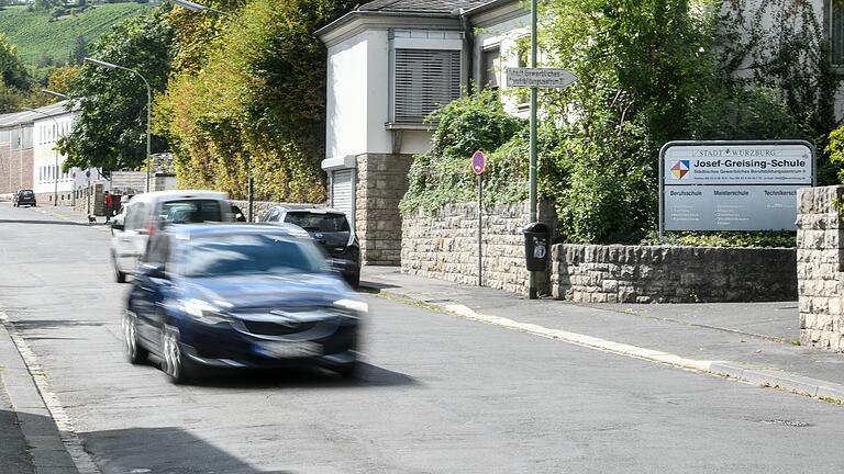 Einige schlecht belüftete Turnhallen und zwei Klassenzimmer der Josef-Greising-Schule, deren Fenster direkt am Stadtring liegen, könnten mit mobilen Raumluft-Reinigungsgeräten ausgestattet werden. Für alle Schulen in der Stadt fehlen die finanziellen Mittel.