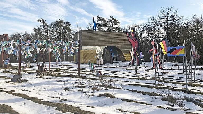 Der Skulpturenpark Deutsche Einheit auf der Schanz am ehemaligen Grenzübergang Deutsche Einheit kann in seiner jetzigen Form bestehen bleiben. Das ist der Inhalt einer einvernehmliche Regelung der Landräte Peggy Greiser (Schmalkalden-Meiningen) und Thomas Habermann (Rhön-Grabfeld) mit Jimmy Fell