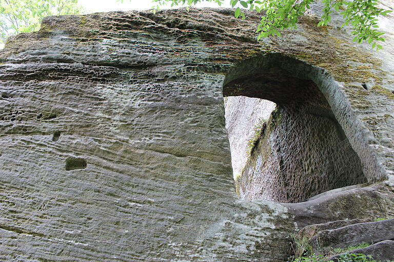 Die Burgruine Rotenhan gilt als eine der ungewöhnlichsten Burganlagen in Bayern.