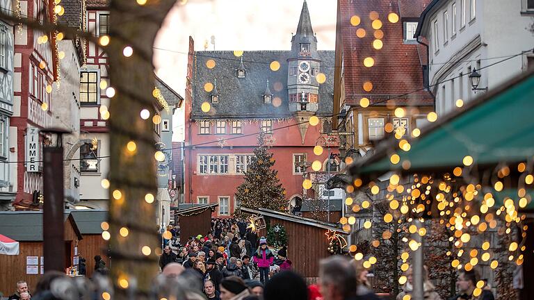 Bereits kurz nach der Eröffnung des Adventsgässles am Samstag füllte sich die Ochsenfurter Altstadt schnell mit Massen von Besucherinnen und Besuchern.