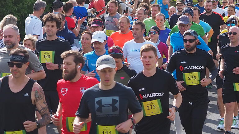 Saaletal-Marathon SV Ramsthal - Aufgrund der hohen Teilnehmerzahlen wurden die Läuferinnen und Läufer zu verschiedenen Uhrzeiten auf die Strecke geschickt. Saaletal-Marathon SV Ramsthal - Aufgrund der hohen Teilnehmerzahlen wurden die Läuferinnen und Läufer zu verschiedenen Uhrzeiten auf die Strecke geschickt.