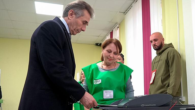 Parlamentswahl in Georgien - Der in Russland reich gewordene Milliardär Iwanischwili gilt als Georgiens wichtigster politischer Strippenzieher. (Archivbild) Parlamentswahl in Georgien - Der in Russland reich gewordene Milliardär Iwanischwili gilt als Georgiens wichtigster politischer Strippenzieher. (Archivbild)