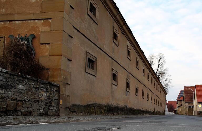 Im Schüttbau (Schüttboden) des Sulzheimer Schlosses finden viele Veranstaltungen statt. Links des Gebäudes, parallel zum Unkenbach, sollen nun 40 Parkplätze für die Fahrzeuge der Gäste entstehen. Im Schüttbau (Schüttboden) des Sulzheimer Schlosses finden viele Veranstaltungen statt. Links des Gebäudes, parallel zum Unkenbach, sollen nun 40 Parkplätze für die Fahrzeuge der Gäste entstehen.