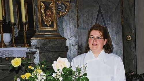 Karen Bauer in der mit Rosen geschmückten Kleinochsenfurter Maria-Schnee-Kirche.