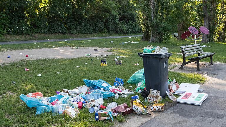 Müll auf den Sanderauer Mainwiesen: Nun hat sich die Stadt Würzburg etwas neues einfallen lassen.