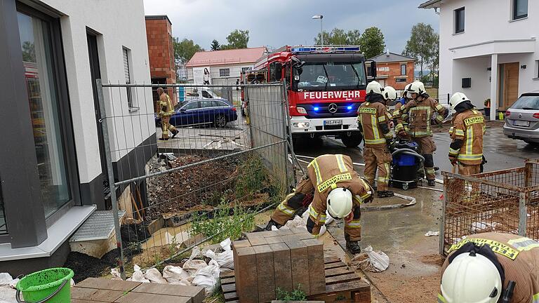 Starker Regen sorgte in den vergangenen Tagen für Schäden an vielen Wohnhäusern in der Region. Bei diesem Haus in Haßfurt musste die Feuerwehr anrücken.