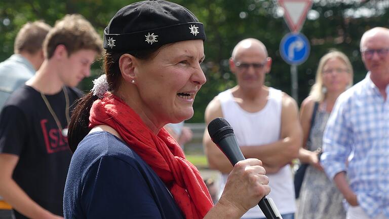 Bereits früh trat die Würzburger Biologin Ulrike Kämmerer auf einer Corona-Demo in Schweinfurt auf - hier ein Bild aus dem Sommer 2020.