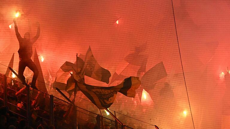 Faszination Pyrotechnik? Für die Ultra-Szene gehört das Abbrennen von Feuerwerkskörpern wie selbstverständlich zu einem Fußballspiel. Hier zündeln französische 'Fans' beim Europa-League-Spiel zwischen dem SC Freiburg und dem FC Nantes Anfang Oktober.