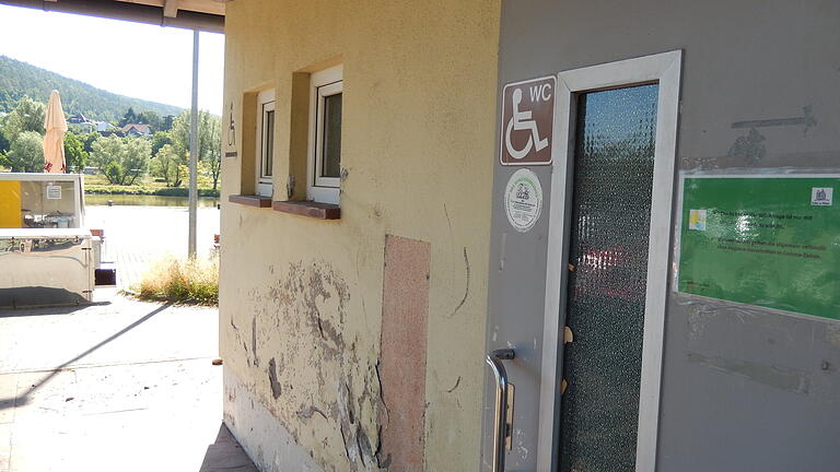 Das marode Toilettengebäude an der Mainlände in Lohr (Archivbild). Das marode Toilettengebäude an der Mainlände in Lohr (Archivbild). 