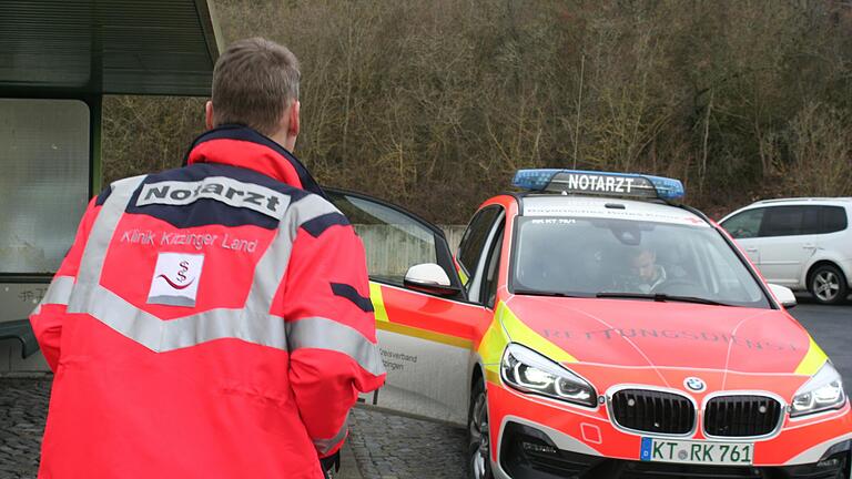 Ein Notarzt auf dem Weg zum Einsatzwagen: Knapp 500 Notfallmedizinerinnen und -mediziner sind für die Menschen in Unterfranken tätig - und wissen jetzt, wie ihre Leistung künftig vergütet wird.