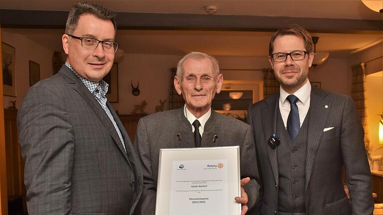 Der Ehrenamtspreis des Rotary Clubs Uffenheim geht an Günter Beinlich (Mitte). Bürgermeister Wolfgang Lampe (links) und Präsident Michael Kulig würdigten das Engagement des 79-Jährigen.