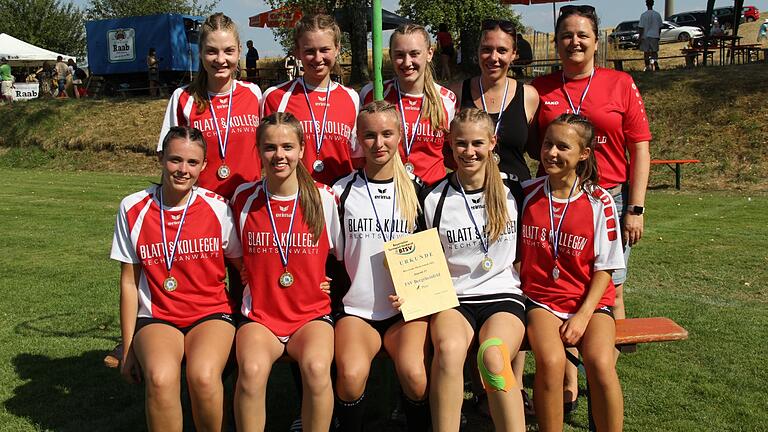 Bayerischer Meister der U 19: Der TSV Bergrheinfeld mit (hinten von links) Hanna Faulhaber, Anna Gonnert, Seléne Rueff, Hanna Blesch, Trainerin Nicole Triebel sowie (vorne von links) Lara Eisenhut, Larissa Heim, Leni Tomitza, Lina Marie Hirschmann und Sanja Geus. Es fehlt:  Fiona Hubert.