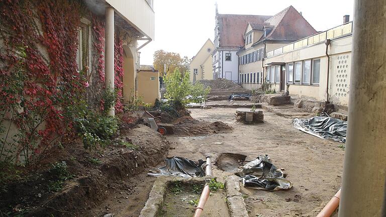 Die Fläche rund um Alte Reichsvogtei, Altes Gymnasium und Stadtschreiberhaus am Martin-Luther-Platz ist derzeit ziemlich unansehnlich. Da der Neubau des Kulturforums aus finanziellen Gründen&nbsp; um Jahre verschoben wurde, soll die Baustelle in einen besseren Zustand versetzt werden.