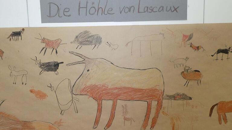 Wandbild nach den Höhlen von Lascaux.