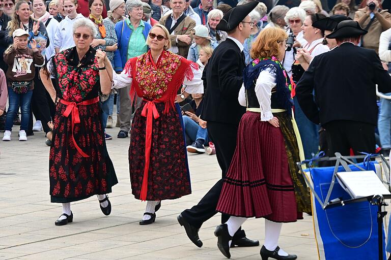 Kein Kirchweih-Jahrmarkt ohne den Auftritt des Höchberger Trachtenvereins auf dem Marktplatz.