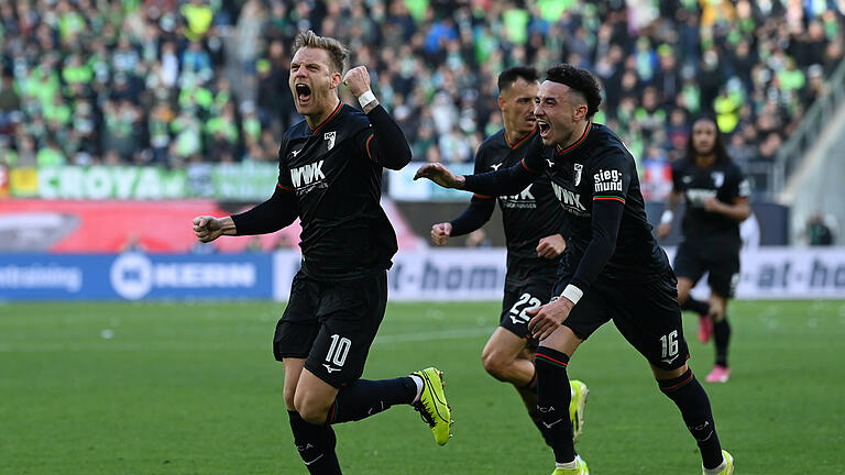 VfL Wolfsburg - FC Augsburg.jpeg       -  Augsburgs Arne Maier (links) jubelt nach seinem Tor zum 1:1.