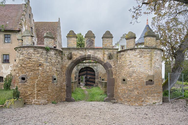 Hier soll es später mal einen „Brückenschoppen“ geben. Durch das Tor und über die Brücke erreicht man sowohl das Schloss (links) als auch das im Bau befindliche Hotel (rechts).