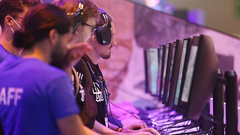 Gamer bei der Gamescom       -  Messebesucher testen ein Computerspiel bei der Gamescom. (Archivbild)