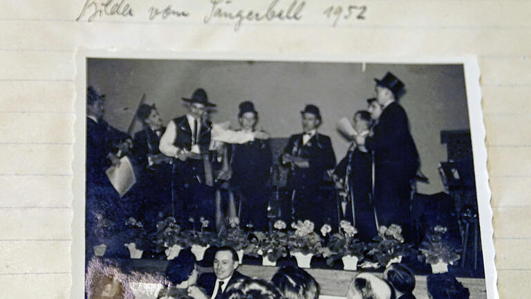 Bilder vom Sängerball 1952 im Chronikbuch der Chorvereinigung Bergtheim.