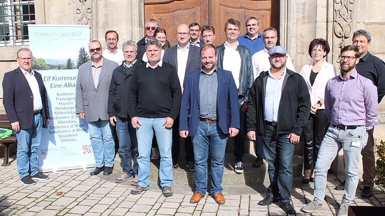 Vor dem Portal von Klosterlangheim: Die Seminar-Teilnehmer von der Streutalallianz mit den Seminarleitern, Architekt Markus Schäfer (rechts) und Matthias Bickert vom ALE Unterfranken (davor). Vor dem Portal von Klosterlangheim: Die Seminar-Teilnehmer von der Streutalallianz mit den Seminarleitern, Architekt Markus Schäfer (rechts) und Matthias Bickert vom ALE Unterfranken (davor).