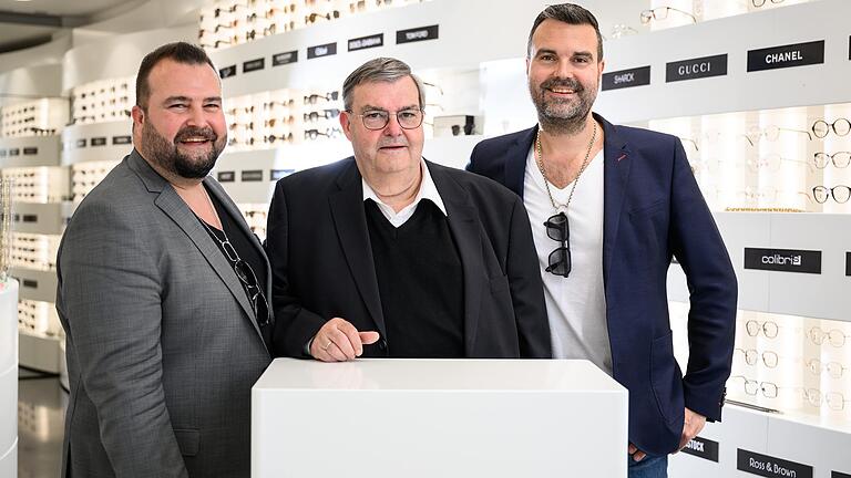 Alex Schmitt-Lieb (von links), Vater Karl-Veit Schmitt-Lieb und Andy Schmitt-Lieb&nbsp; in ihrem Laden in der Domstraße in Würzburg.