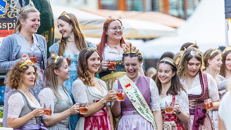 Am Dienstag war Prinzessinnentag auf dem Weindorf in Würzburg. Rund 20 Weinhoheiten aus ganz Franken und die Fränkische Spargelkönigin waren zu Gast.