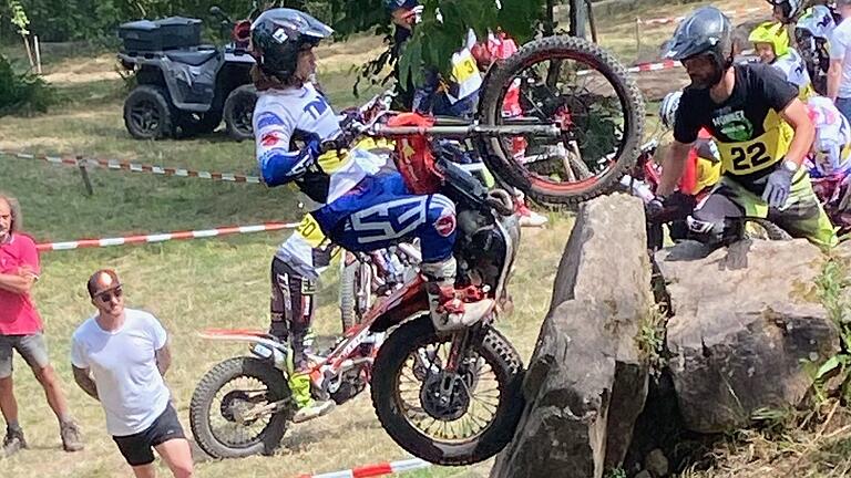 So sieht Trialsport aus: Jonathan Heidel aus Amtszell zieht beim Lauf zur deutschen Meisterschaft steil an einem Felsen nach oben.