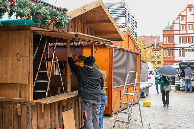 Am Montag war der Aufbau des Weihnachtmarktes auf dem unteren Markt noch in vollem Gang.