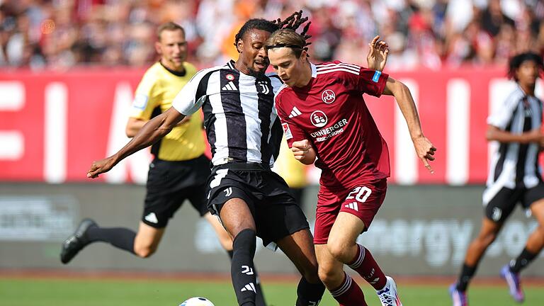 1. FC Nürnberg - Juventus Turin       -  Caspar Jander erkämpft den Ball und zieht los zum 1:0.