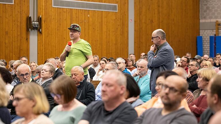 Rund 300 Menschen besuchten am Montagabend die Informationsveranstaltung in der Mehrzweckhalle in Himmelstadt zur geplanten und umstrittenen Unterkunft für Geflüchtete. Einzelne Besucher stellten nach und nach Fragen.