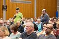 Rund 300 Menschen besuchten am Montagabend die Informationsveranstaltung in der Mehrzweckhalle in Himmelstadt zur geplanten und umstrittenen Unterkunft für Geflüchtete. Einzelne Besucher stellten nach und nach Fragen.