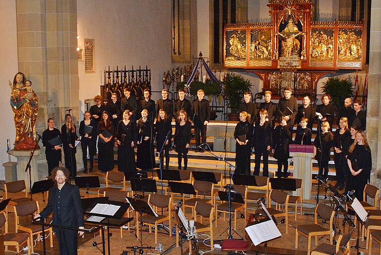 Aus ganz Deutschland waren die Sängerinnen angereist, um beim 'Coro sostenuto' dabei zu sein. Sie zeigten damit vor allem die nach wie vor enge Verbundenheit zu 'ihrer' Schule. Hier wurden der Grundstock für ihre berufliche Laufbahn gelegt. Die Leitung des Chores lang in den Händen von Christian Meyer Aus ganz Deutschland waren die Sängerinnen angereist, um beim 'Coro sostenuto' dabei zu sein. Sie zeigten damit vor allem die nach wie vor enge Verbundenheit zu 'ihrer' Schule. Hier wurden der Grundstock für ihre berufliche Laufbahn gelegt. Die Leitung des Chores lang in den Händen von Christian Meyer
