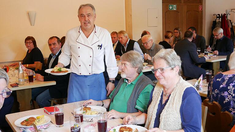 Wirt Reinhold Eck (vorne Mitte) freute sich über die zahlreichen Gäste.