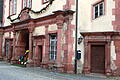 Das Rathaus in Rothenfels, derzeit geschmückt mit einer Weihnachtskrippe.