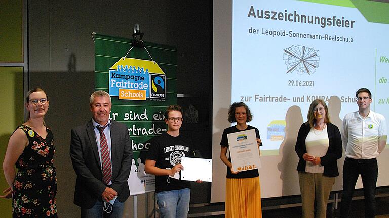 Doppelte Freude an der Leopold-Sonnemann-Realschule: Auszeichnung als Fairtrade- und KOMPASS-Schule