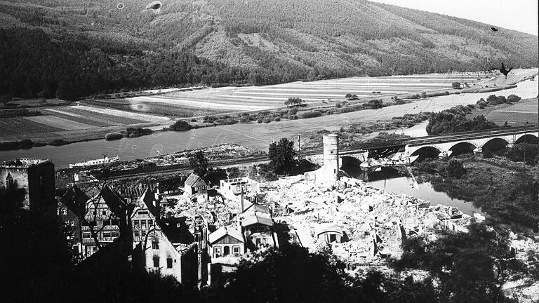 Blick von der Scherenburg auf das zerstörte Gemünden im Jahr 1945