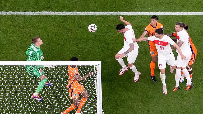 Euro 2024: Niederlande - Türkei       -  Samet Akaydin (3vl) sorgte per Kopfball zunächst für die Führung der Türkei.