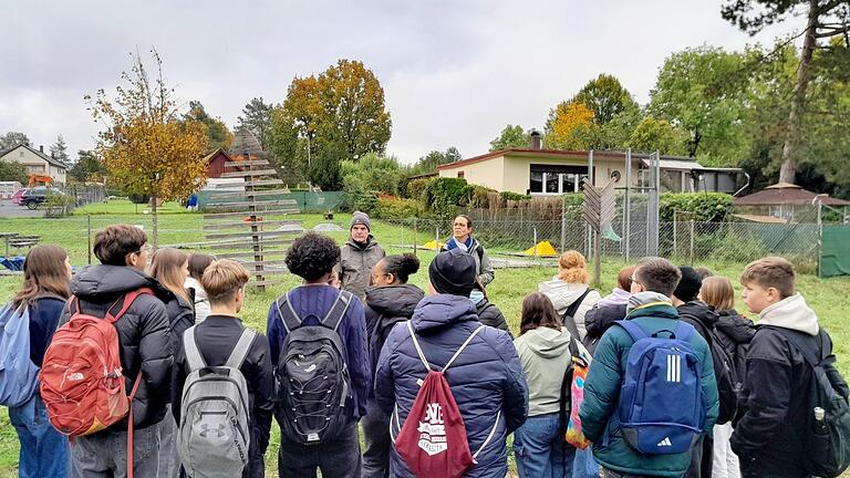 Der städtische Umweltbeauftragte Torsten Ruf führte Schülerinnen und Schüler aus Marktheidenfelds französischer Partnerstadt Monfort-sur-Meu zusammen mit Joachim Hörnig vom Bund Naturschutz Marktheidenfeld und Begleitlehrerin Christelle Ruanlt durch die „Lebendigen Gärten“.