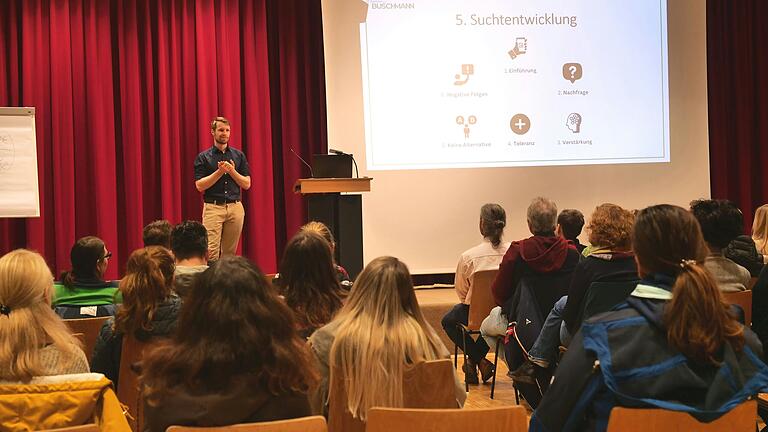 Der „Focus“-Gastautor Florian Busch referierte am MSG aus eigener Erfahrung heraus zu den Gefahren und dem Umgang mit dem Thema „Mediensucht“ bei Kindern und Jugendlichen. Neben einem Elternabend fanden auch Workshops für Jugendliche am Gymnasium statt.